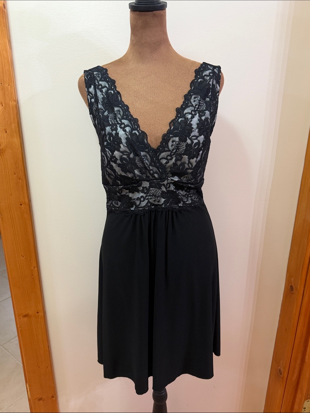 NWOT Lipstick Black Floral Lace V-Neck Sleeveless Dress with Empire West Small